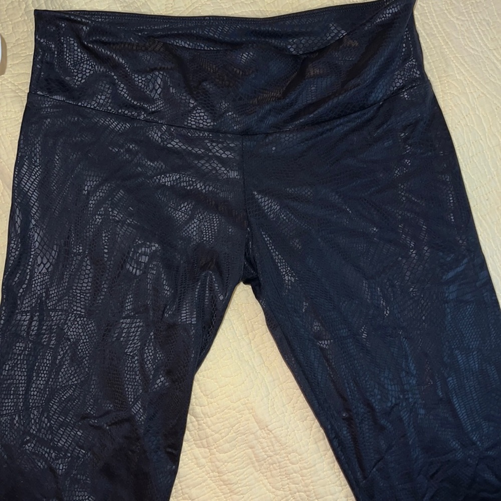 Onzie new black python print cropped leggings